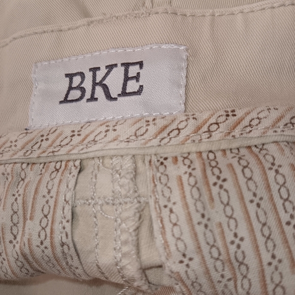 Buckle Khaki Cotton Shorts for Women Size 8 - Picture 3 of 6